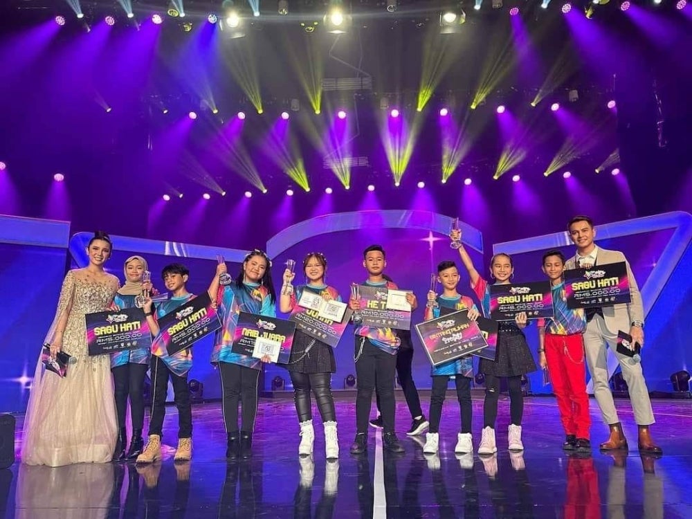 Barisan finalis bersama pengacara Bintang Kecil RTM 2023, Sweet Qismina dan Azam Pitt.