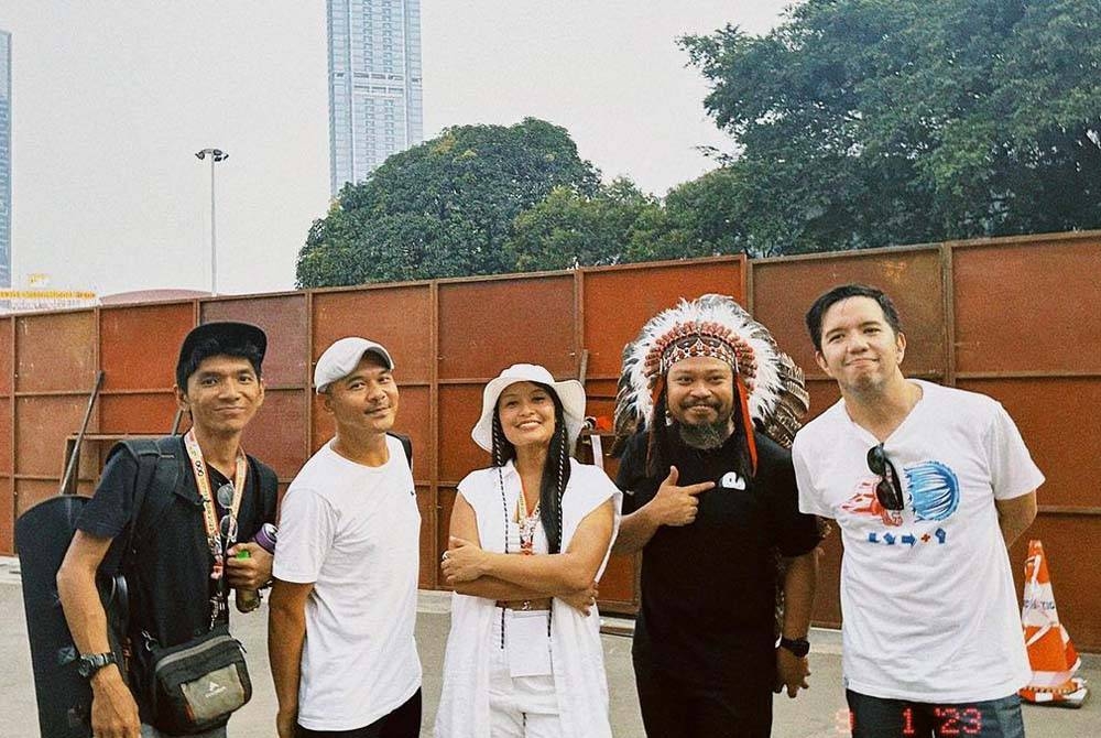 Abil (tengah) bersama Payung Teduh.
