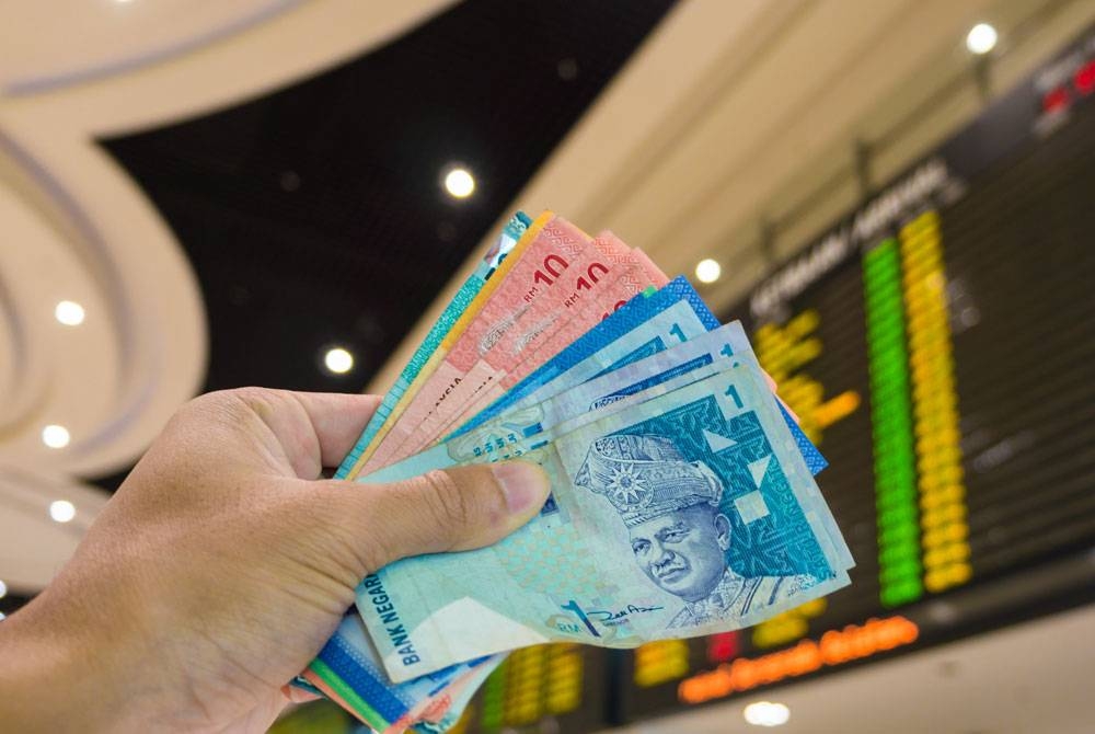 Ringgit ditutup rendah berbanding dolar AS pada Isnin apabila dolar AS terus mengukuh di tengah-tengah data ekonomi Amerika Syarikat yang positif. - Foto 123RF