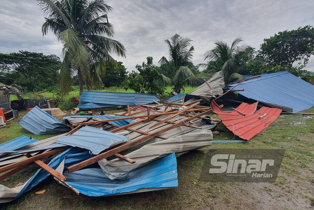 Bumbung rumah Noor Hasni yang diterbangkan angin kuat.