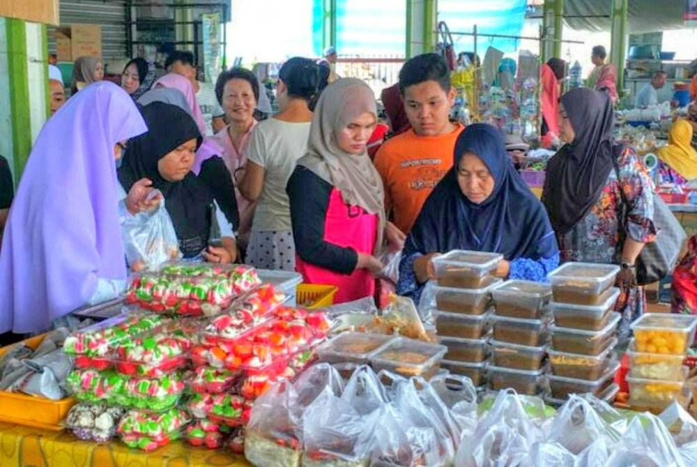 Pasar Kubang Pasu menyediakan pelbagai kuih-muih serta makanan tradisional Kelantan. - Foto media sosial
