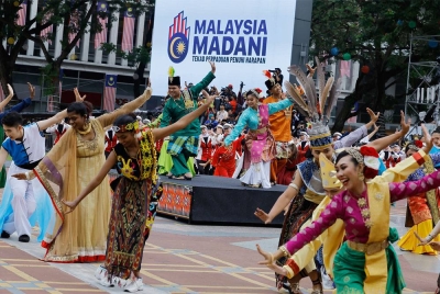 Sambutan Hari Kebangsaan ke-66 di Dataran Putrajaya pada 31 Ogos lalu meriah dengan kehadiran lebih 100,000 pengunjung. - Foto Bernama