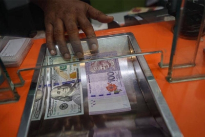Pada 9 pagi, unit tempatan itu di paras 4.6450/6525 berbanding dolar AS daripada 4.6445/6485. - Foto hiasan/Bernama