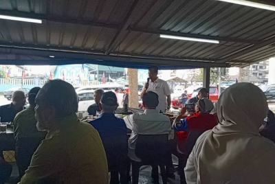 Suhaizan ketika berkempen di Taman Cempaka pada Isnin.