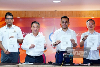 Steven (dua dari kanan) menunjukkan notis jemputan berkaitan Persidangan Tahunan DAP 2023 di Ibu Pejabat DAP pada Isnin. - Foto Sinar Harian/MOHD HALIM ABDUL WAHID