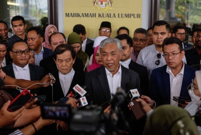 Ahmad Zahid (tengah) ketika sidang media di luar pekarangan Mahkamah Kuala Lumpur pada Isnin. - Foto Bernama