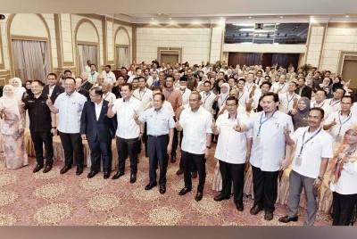 Ahmad (tengah) selepas program Jelajah Belanjawan 2024 Pahang, di sini pada Isnin.