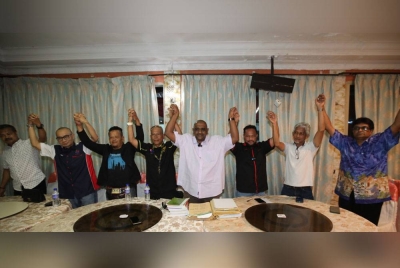 Samsudin (empat dari kanan) pada sidang media di Johor Bahru.