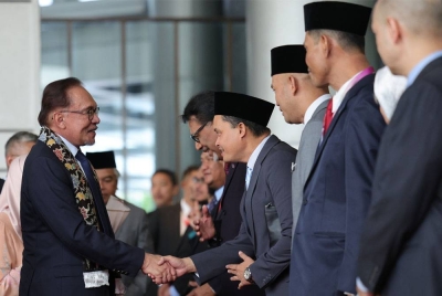 Anwar bersama Wan Azizah disambut delegasi Malaysia ketika tiba di lobi hotel sempena Sidang Kemuncak ASEAN 2023 Ke-43 dan Sidang-sidang Kemuncak Berkaitan yang akan berlangsung pada 5 hingga 7 September ini. - Foto Bernama