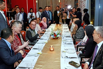 Anwar bersama Isteri, Datuk Seri Dr Wan Azizah Wan Ismail hadir pada program 'Santai Bersama Anwar' sempena Sidang Kemuncak ASEAN 2023 Ke-43 dan Sidang-sidang Kemuncak Berkaitan yang akan berlangsung pada 5 hingga 7 September ini. - Foto Bernama