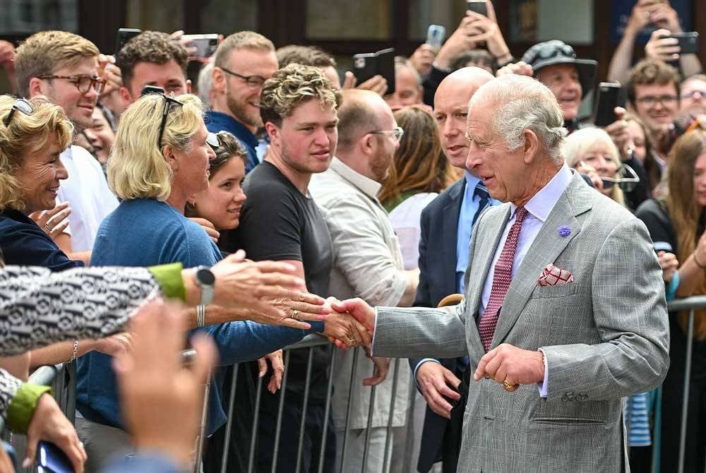 Raja Charles III beramah mesra dengan orang ramai di Cornwall, England. - Foto AFP