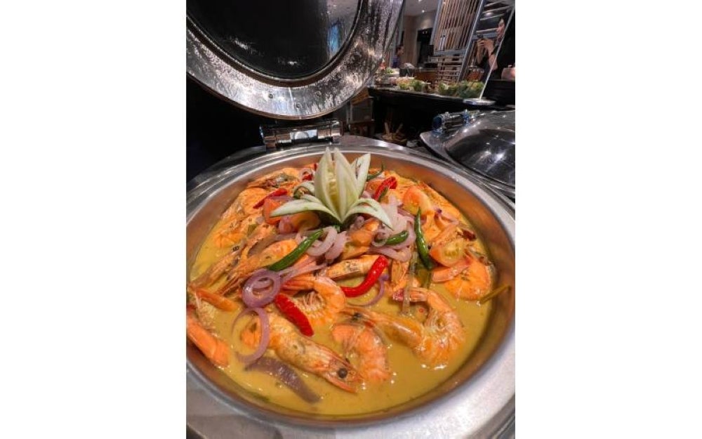Menu udang masak lemak yang mengutamakan keaslian rasa di Maya Brasserie.