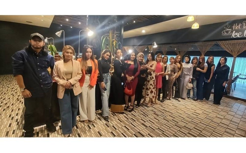 Sebahagian daripada 35 pempengaruh media sosial yang dijemput untuk merasai sendiri keenakan hidangan masakan Melayu di Maya Brasserie