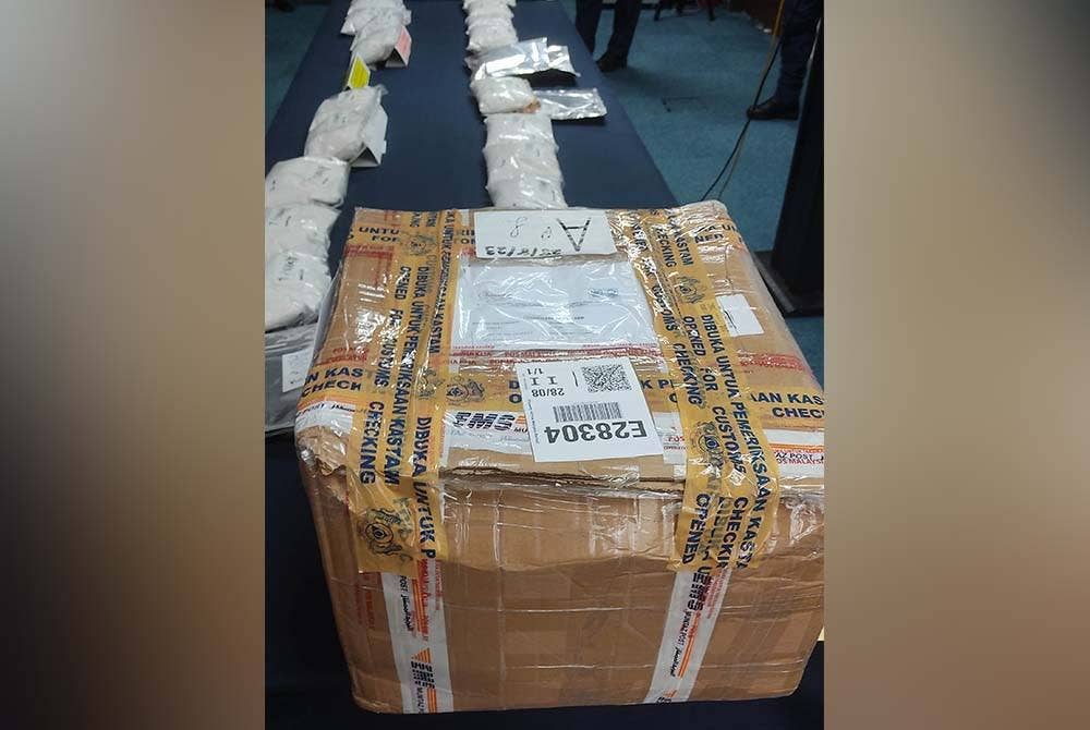 Bungkusan parcel yang menggunakan alamat palsu dikesan JKDM pada 28 Ogos lalu di Pusat Kurier KLIA, Sepang.