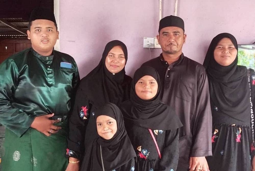 Tuan Nur Afina Sofea (depan) bersama ibunya, Nor Adibah (dua dari kiri); bapanya Tuan Khalid (dua dari kanan) serta kakaknya, Tuan Nur Qaseh Nasuha (tiga dari kanan); Tuan Nur Aqilah Umairah (kanan) dan abangnya Tuan Zakwan Affandi (kiri) ketika sambutan Hari Raya Aidilfitri tahun ini di rumah mereka di Kampung Nail, Besut.