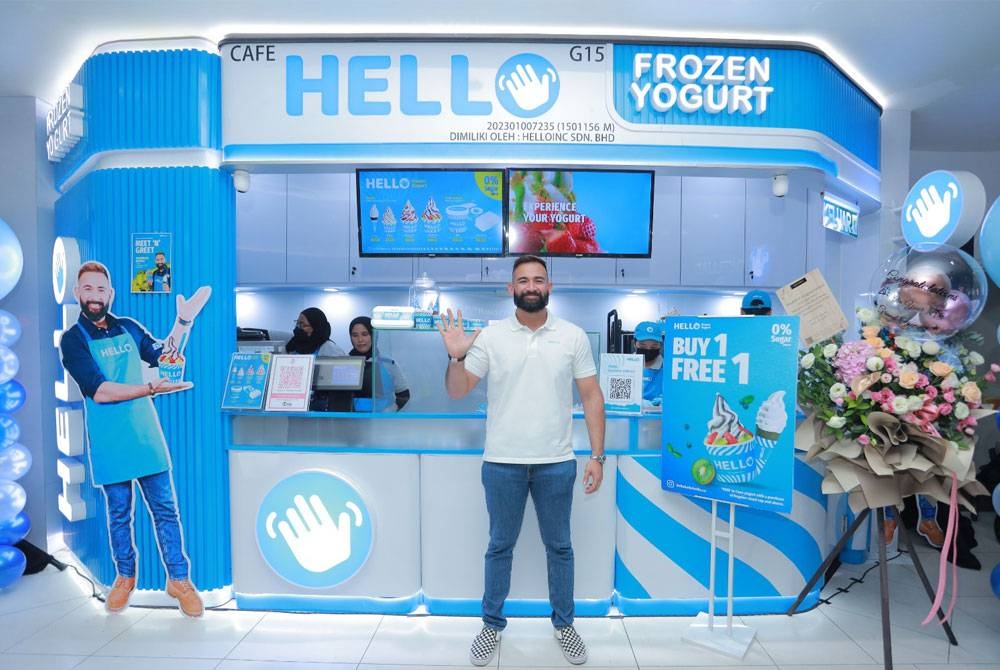 Sharnaaz di depan cawangan Hello di Mahkota Parade di Banda Hilir.