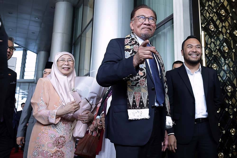 Perdana Menteri Datuk Seri Anwar Ibrahim bersama Isteri Datuk Seri Dr Wan Azizah Wan Ismail ketika disambut delegasi Malaysia ketika tiba di lobi hotel sempena Sidang Kemuncak ASEAN 2023 Ke-43. - Foto Bernama.