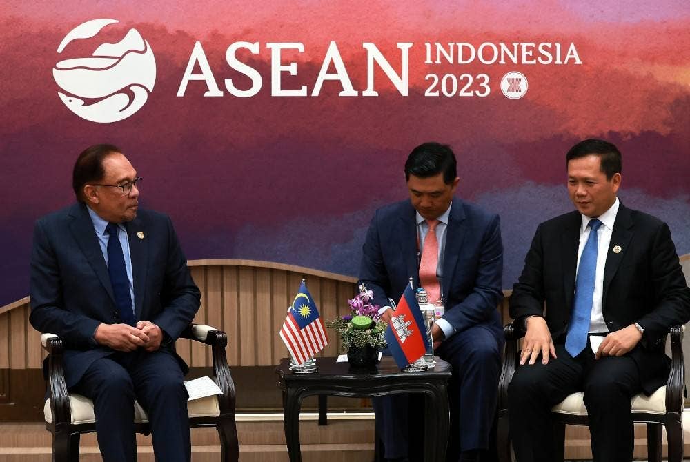 Anwar (kiri) mengadakan pertemuan dua hala bersama Perdana Menteri Kemboja, Hun Manet sempena Sidang Kemuncak ASEAN ke-43 dan sidang-sidang kemuncak berkaitan di Pusat Konvensyen Jakarta (JCC) di Senayan hari ini. - Foto Bernama