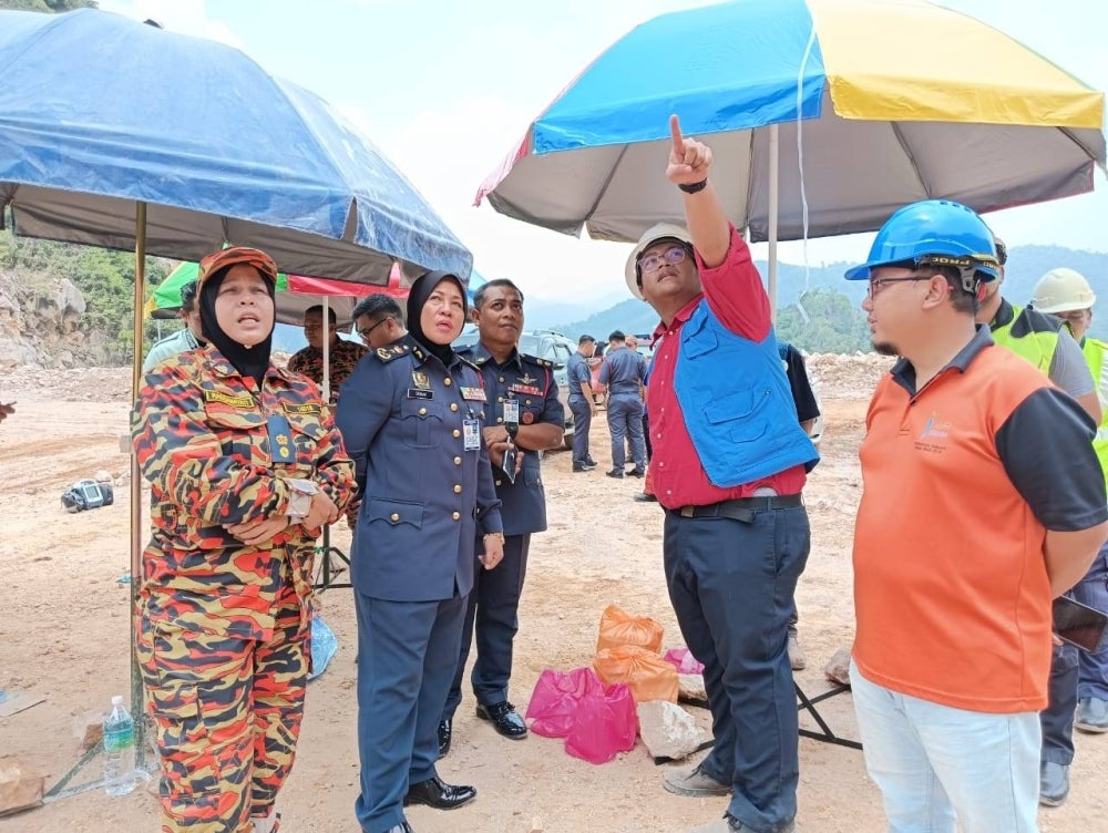 Sayani (dua dari kiri) ketika meninjau kerja-kerja menyelamat mangsa runtuhan batu kapur.