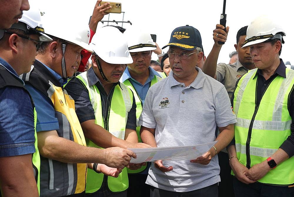 Yang di-Pertuan Agong Al-Sultan Abdullah Ri'ayatuddin Al-Mustafa Billah Shah berkenan mendengar sembah taklimat daripada Menteri Kerja Raya, Datuk Seri Alexander Nanta Linggi mengenai tapak Pakej Kerja 29 Moynod-Sapi Nangoh, Projek Lebuhraya Pan Borneo Sabah di Kampung Ulu Muanad, pada Selasa. - Foto Bernama