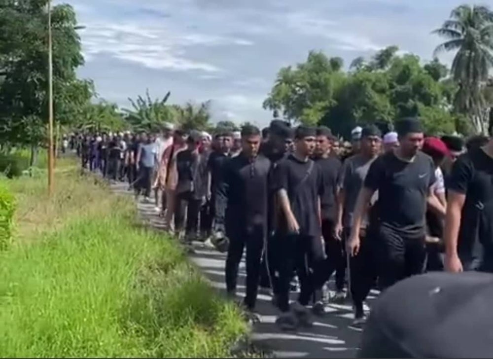 Sahabat dan peminat mengiringi jenazah Allahyarham Muhammad Hattem menuju ke Masjid Kampung Padang Lalang, Alor Setar pada Selasa.