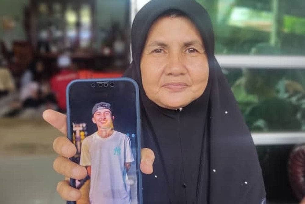 Munirah menunjukkan gambar anak bongsunya, Allahyarham Muhammad Hattem.