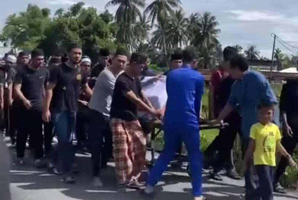 Sahabat dan peminat mengiringi jenazah Allahyarham Muhammad Hattem menuju ke Masjid Kampung Padang Lalang, Alor Setar pada Selasa.