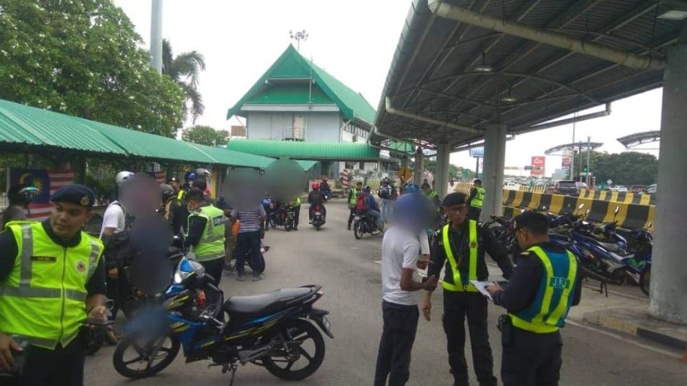 Ops Khas Motosikal yang dijalankan oleh Unit Operasi JPJ Pulau Pinang itu dijalankan di beberapa lokasi antaranya Plaza Tol Juru, Plaza Tol Jambatan Pulau Pinang, Plaza Tol Jawi dan Plaza Tol Sungai Dua bermula jam 9 pagi hingga 11 malam. - Foto Facebook JPJ Pulau Pinang