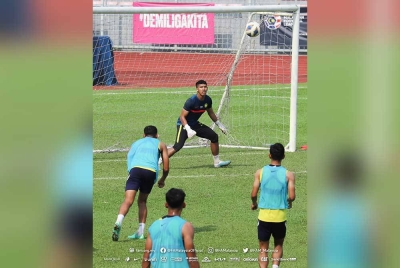 Sikh Izhan Nazrel ketika sesi latihan bersama para pemain Harimau Muda B-23 negara. - Foto FAM