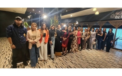 Sebahagian daripada 35 pempengaruh media sosial yang dijemput untuk merasai sendiri keenakan hidangan masakan Melayu di Maya Brasserie