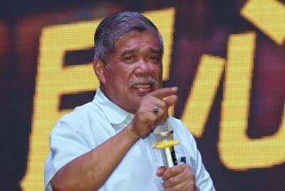 Presiden Amanah Datuk Seri Mohamad Sabu berucap pada Jamuan Perpaduan Bersama Masyarakat Cina di Taman Bukit Indah Johor Bahru malam tadi.- Foto Bernama.