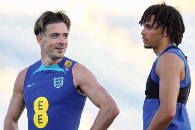 Grealish (kiri) dan Alexander-Arnold. - Foto: Agensi