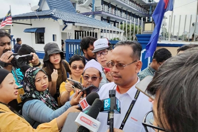 Suhaizan pada sidang media selepas meninjau proses undi awal sempena PRK Pulai (P 161), di Markas Pasukan Polis Marin Wilayah 2, Tampoi, di sini, pada Selasa.