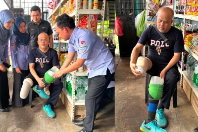 Serahan peralatan perniagaan daripada Nora (tiga dari kiri) kepada Kamarudin (tiga dari kiri). Kamarudin melihat kaki palsu yang digunakan untuk membantukanya berjalan.