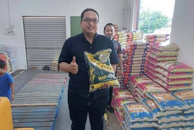 Mohd Aminuddin menunjukkan Beras Ganu yang sudah di 'restock' di pasar raya miliknya pada jam 11 pagi Selasa.
