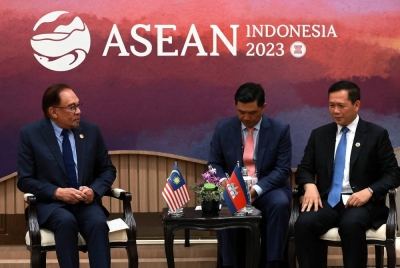 Anwar (kiri) mengadakan pertemuan dua hala bersama Perdana Menteri Kemboja, Hun Manet sempena Sidang Kemuncak ASEAN ke-43 dan sidang-sidang kemuncak berkaitan di Pusat Konvensyen Jakarta (JCC) di Senayan hari ini. - Foto Bernama