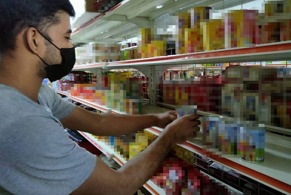 Tindakan tegas perlu diambil terhadap pihak menyalahgunakan lesen perniagaan dengan menawarkannya kepada warga asing.