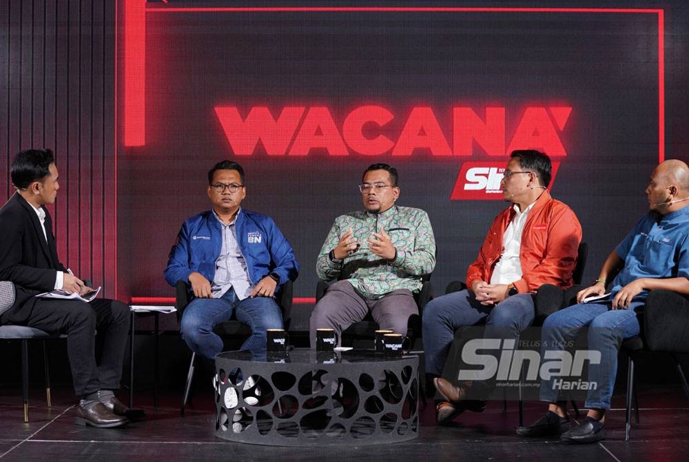 Wacana Sinar siri ke 411 membincangkan tajuk PRK: Mood Tiga Penjuru menampilkan panelis, Naib Ketua Pemuda UMNO Johor, Dr Mohammad Aswad Ithnain (dua dari kiri), Timbalan Ketua Pemuda Pas Johor, Mohd Azlan Alias (tengah), Exco Pemuda Amanah Johor, Fadhil Umar Aminolhuda (dua dari kanan) dan Naib Ketua Armada Bersatu Kota Tinggi, Syafiq Aziz (kanan) yang diadakan di Karangkraf. - Foto Sinar Harian/Rosli Talib