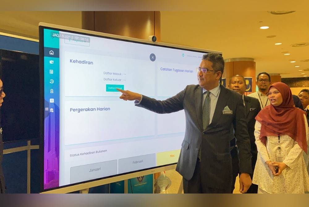 Ahmad Terrirudin mendaftar masuk kehadiran di lobi AGC pada Rabu.