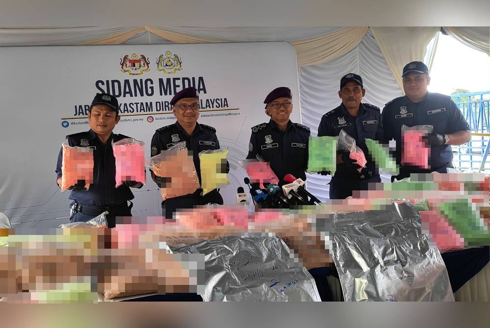 Zazuli (tiga dari kanan) menunjukkan bungkusan dadah yang dirampas.