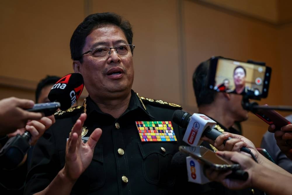 Azam bercakap kepada pemberita selepas menyempurnakan perasmian Persidangan Penyelidikan Governans, Intergriti dan Antirasuah anjuran Bahagian Perancangan Governans Nasional (BPGN) SPRM hari ini. - Foto Bernama