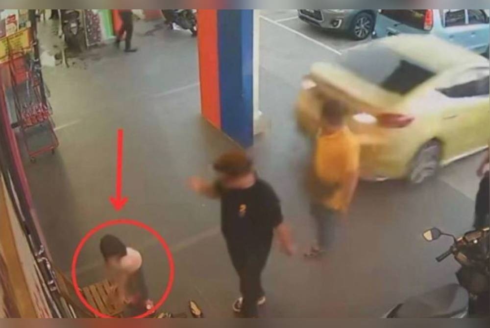 Tular sebuah video berdurasi 59 saat memaparkan seorang kanak-kanak berada di depan kedai manakala Hyundai itu di petak parkir kawasan tersebut.