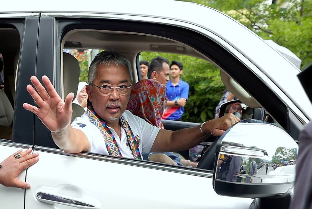 Al-Sultan Abdullah berkenan melambai kepada orang ramai ketika menuju ke Kota Kinabalu sempena Kembara Kenali Borneo hari ini. Foto Bernama