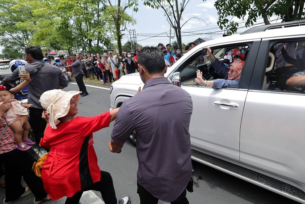 Tunku Azizah berkenan melambai kepada orang ramai ketika menuju ke Kota Kinabalu sempena Kembara Kenali Borneo hari ini. Foto Bernama