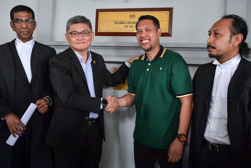 Kes saman fitnah Kenny Goh (dua dari kiri) terhadap Roslin (dua dari kanan) selesai selepas bekas pemain perseorangan lelaki negara itu memohon maaf kepada Setiausaha Agung BAM berkenaan di Mahkamah Tinggi di sini hari ini. Foto Bernama