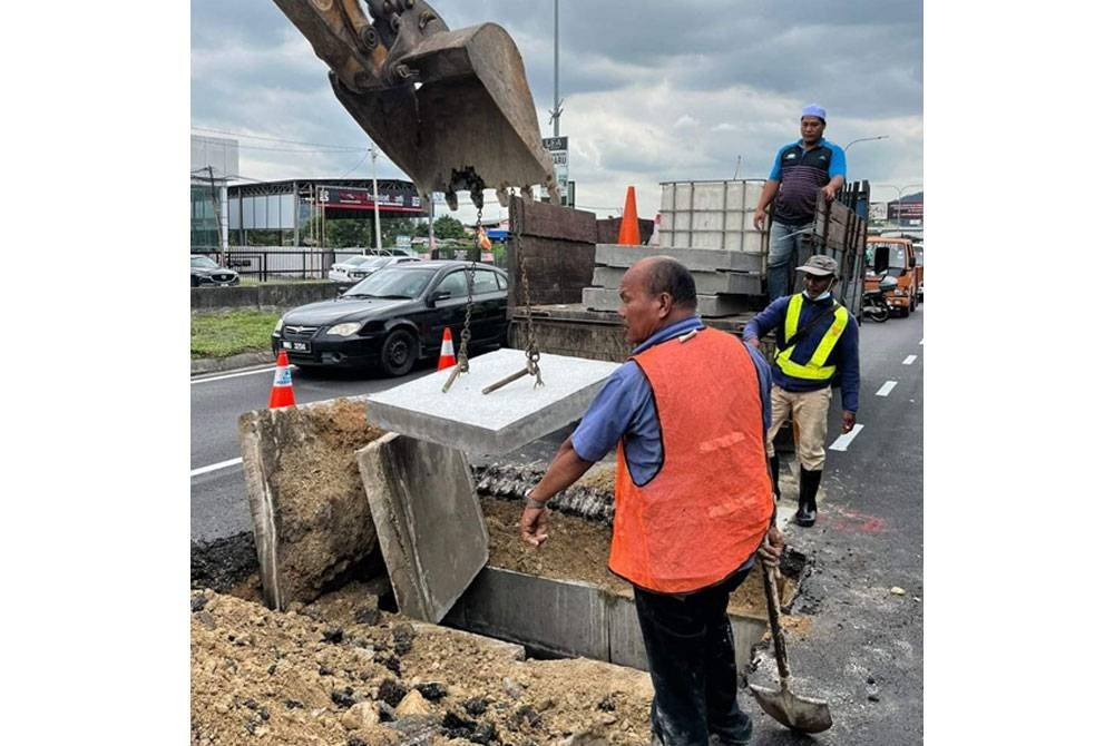 Kerja penggantian penutup lubang yang patah sedang dilaksanakan di lokasi kejadian.
