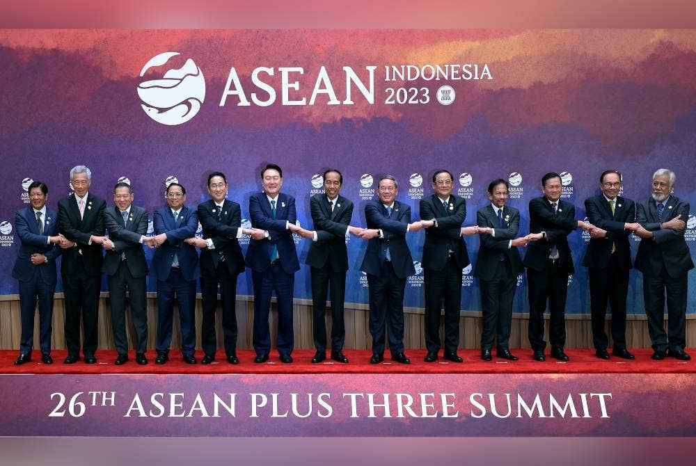 Pemimpin negara anggota ASEAN bergambar pada Sidang Kemuncak ASEAN ke-26 di Pusat Konvensyen Jakarta (JCC), hari ini. - Foto Bernama