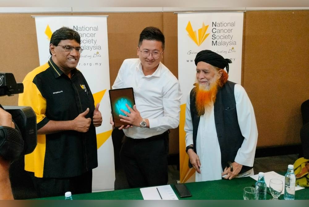 Murallitharan (kiri) Seah Shoo Chin (tengah) dan Sam (tiga,kiri) ketika pelancaran klip video 'Saya Anak Malaysia's anjuran NCSM, Etiqa sempena Hari Malaysia di Bukit Katil di sini, pada petang Rabu.