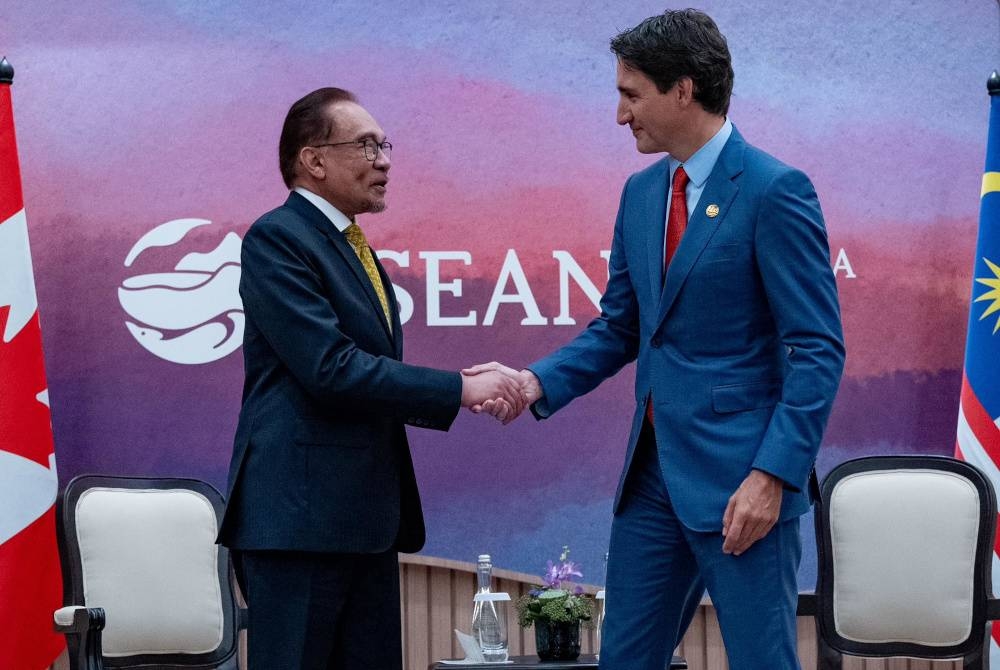 Anwar (kiri) mengadakan pertemuan kali pertama dengan Perdana Menteri Kanada, Justin Trudeau bagi memperkukuh kerjasama dua hala antara negara tersebut.