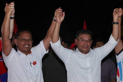 Saifuddin Nasution (kanan) bersama Calon Pakatan Harapan (PH) Parlimen Pulai Suhaizan Kaiat,50 (kiri) pada Ceramah Kelompok di Taman Anggerik, pada malam Selasa. - Foto Bernama